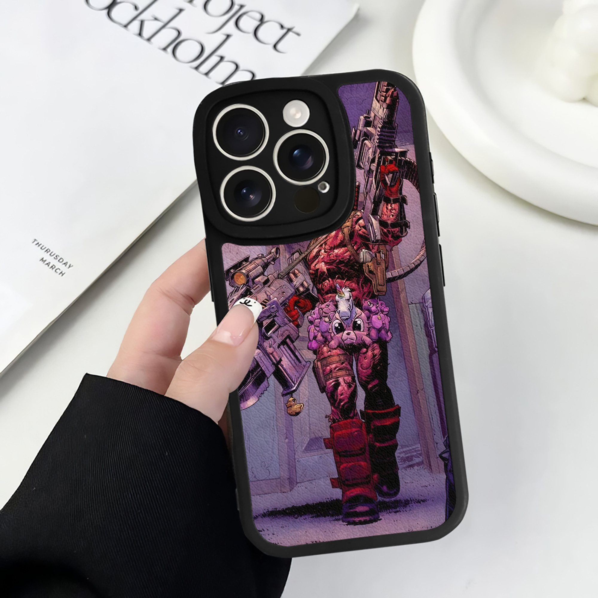 （画像用） Deadpool デッドプール 【iPhone 16シリーズ対応】シリコンスマホケース（レザー調） 材質：シリコン